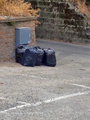 Viterbo - L'immondizia al parcheggio di viale Raniero Capocci 