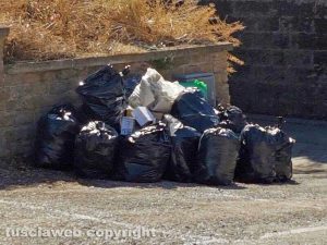 Viterbo - L'immondizia al parcheggio di viale Raniero Capocci