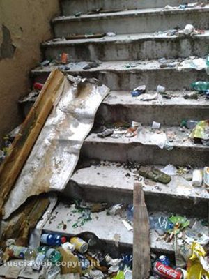 Viterbo - Via dei Magazzini discarica a cielo aperto