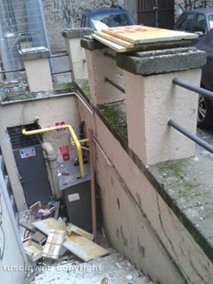 Viterbo - Via dei Magazzini discarica a cielo aperto