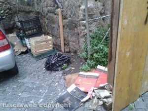 Viterbo - Via dei Magazzini discarica a cielo aperto