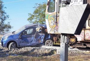 Scontro auto - treno sulla Roma Nord