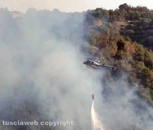 Incendio tra Farnese e Ischia di Castro - L'elicottero in azione