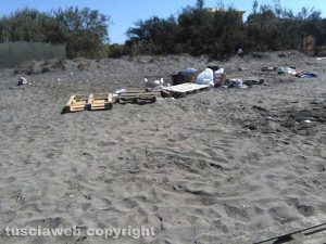 Tarquinia lido dopo i falò di Ferragosto