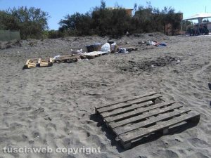 Tarquinia lido dopo i falò di Ferragosto
