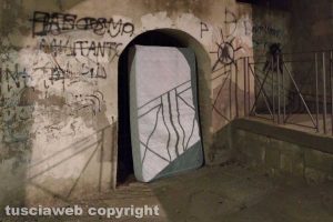 Viterbo - Porta San Leonardo tra sporcizia e incuria