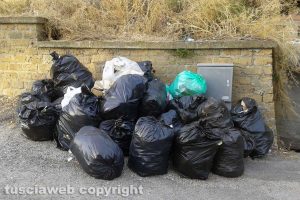 Viterbo - Sacchi di rifiuti su viale Raniero Capocci