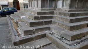 Viterbo - Sporcizia a piazza Fontana grande