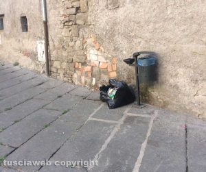 Viterbo - Rifiuti in piazza del Fosso