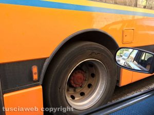 Viterbo - Autobus Francigena con le gomme usurate