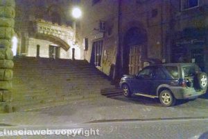 Viterbo - Sosta selvaggia davanti alla scalinata di via Saffi