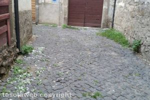 Viterbo - Sporcizia e incuria davanti alla chiesa del Gonfalone