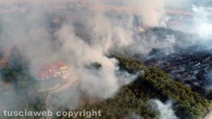 Vetralla - Incendio in strada Quartuccio