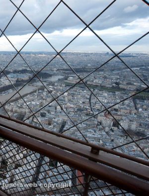Parigi - La rete di protezione sulla Tour Eiffel