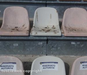 Le tribune dell'Enrico Rocchi sporche di sterco