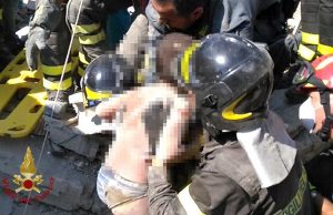 Terremot all'isola d'Ischia - Vigili del fuoco salvano Mattias