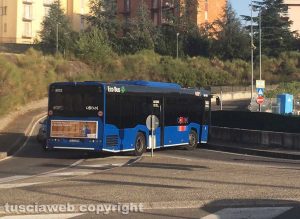 Viterbo - L'autobus con i freni in panne sulla Tangenziale Ovest