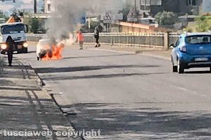 Montefiascone - L'auto in fiamme