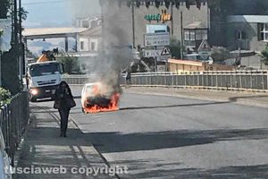 Montefiascone - L'auto in fiamme
