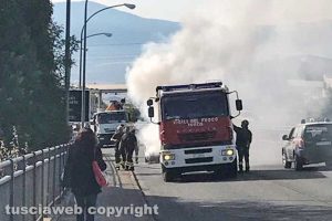 Montefiascone - L'auto in fiamme