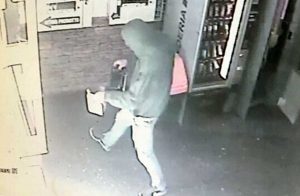 Il ladro in azione in via della Palazzina