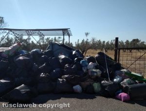 Viterbo - Discarica a cielo aperto in località Ca' l'aglio (Cassia sud)