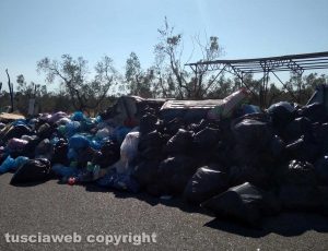 Viterbo - Discarica a cielo aperto in località Ca' l'aglio (Cassia sud)