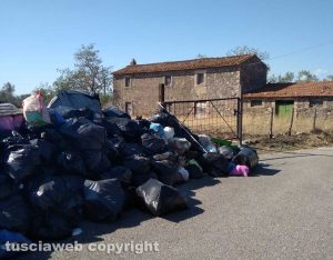 Viterbo - Discarica a cielo aperto in località Ca' l'aglio (Cassia sud)