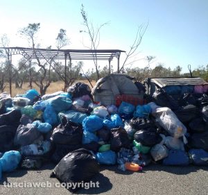 Viterbo - Discarica a cielo aperto in località Ca' l'aglio (Cassia sud)