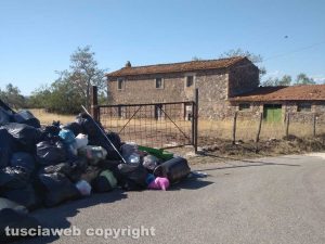 Viterbo - Discarica a cielo aperto in località Ca' l'aglio (Cassia sud)