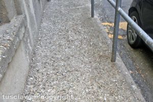 Viterbo - Il marciapiede pieno di guano a largo Marconi