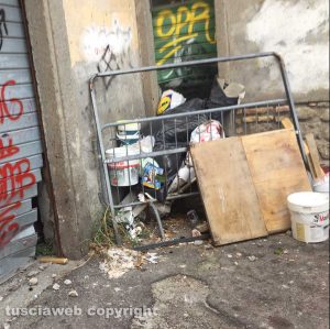 Viterbo - L'incuria segnalata a piazza Dante 
