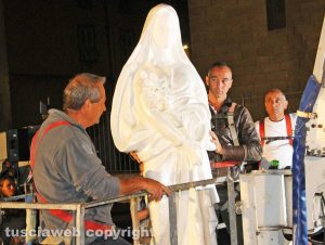 Raffaele Ascenzi con la statua di Santa Rosa