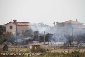 Viterbo - Incendio in strada Ponte del Diavolo - La chiesa di Santa Maria di Castel d'Asso e una casa