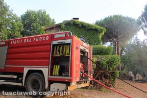 Viterbo - Incendio in strada Quartuccio