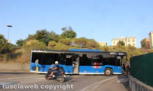 Viterbo - L'autobus con i freni in panne che blocca la rampa di collegamento con via Volta