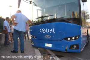 Viterbo - L'autobus con i freni in panne sulla Tangenziale Ovest