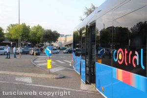 Viterbo - L'autobus con i freni in panne sulla Tangenziale Ovest