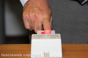 Viterbo - La rilevazione delle impronte digitali