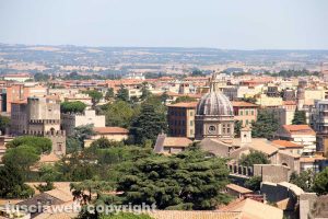 Viterbo dall'alto - Sullo sfondo la chiesa di santa Rosa