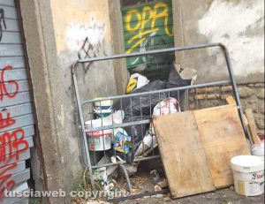 Viterbo - L'incuria segnalata a piazza Dante
