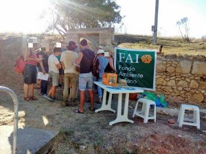 Tarquinia - Visitatori alla tomba degli Scudi
