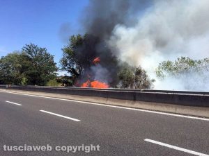 Fiamme e fumo sulla Superstrada