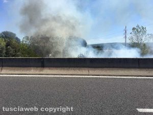 Fiamme e fumo sulla Superstrada