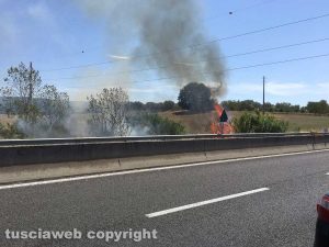 Fiamme e fumo sulla Superstrada