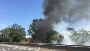 Fiamme e fumo sulla Superstrada