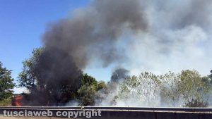 Fiamme e fumo sulla Superstrada