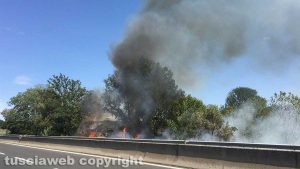 Fiamme e fumo sulla Superstrada