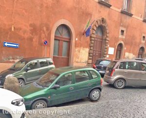 Tuscania - Parcheggio selvaggio in centro