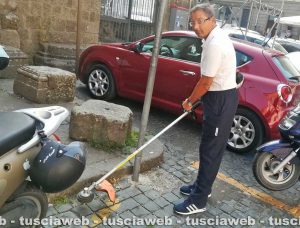 Viterbo - Don Pino pulisce fuori la chiesa a san Sisto